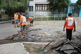В Киевском районе ремонтируют "межкварталки" (фото)