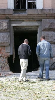 У здания СБУ работают эксперты (фото)