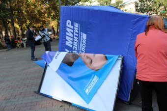 В Одессе снова возобновились нападения на агитационные палатки Оппозиционного блока