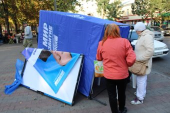 В Одессе снова возобновились нападения на агитационные палатки Оппозиционного блока