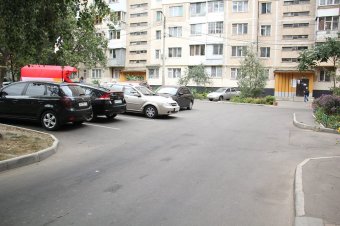 На улицах Глушко  и Ильфа и Петрова проводятся работы по благоустройству дворов (фото)