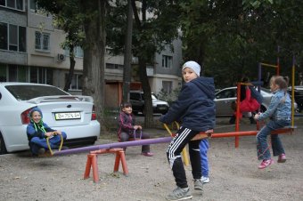На улицах Глушко  и Ильфа и Петрова проводятся работы по благоустройству дворов (фото)