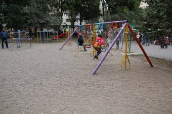 На улицах Глушко  и Ильфа и Петрова проводятся работы по благоустройству дворов (фото)