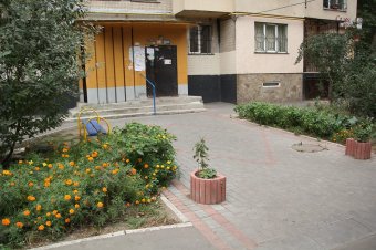 На улицах Глушко  и Ильфа и Петрова проводятся работы по благоустройству дворов (фото)