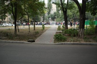 На улицах Глушко  и Ильфа и Петрова проводятся работы по благоустройству дворов (фото)