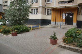 На улицах Глушко  и Ильфа и Петрова проводятся работы по благоустройству дворов (фото)