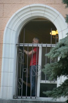 Коммунальные службы остеклили 358 окон в квартирах, пострадавших от взрыва на Еврейской