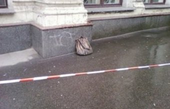 Сегодня одесские милиционеры изучали сумку на заборе