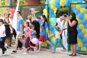 В Суворовском районе состоялось торжественное открытие обновленного школьного стадиона в ООСШ №48 (фото)