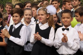 В Суворовском районе состоялось торжественное открытие обновленного школьного стадиона в ООСШ №48 (фото)
