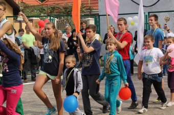 В Суворовском районе состоялось торжественное открытие обновленного школьного стадиона в ООСШ №48 (фото)