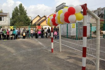 В Суворовском районе состоялось торжественное открытие обновленного школьного стадиона в ООСШ №48 (фото)