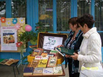 Ко Дню библиотек взрослым и детям в Одессе дарили книги (фото)