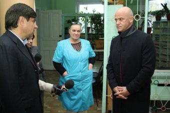 Геннадий Труханов посетил детскую поликлинику на Бугаевской (фото)