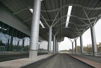 Завершена укладка дорожного покрытия перед входом в новый терминал Международного аэропорта Одесса (фото)