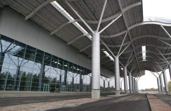 Перед главным входом в новый терминал Международного аэропорта Одесса выполнены работы по асфальтированию проездов (фото)