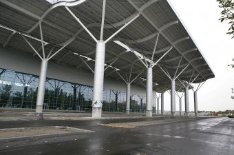 Перед главным входом в новый терминал Международного аэропорта Одесса выполнены работы по асфальтированию проездов (фото)