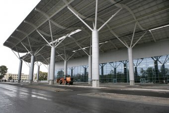 Перед главным входом в новый терминал Международного аэропорта Одесса выполнены работы по асфальтированию проездов (фото)