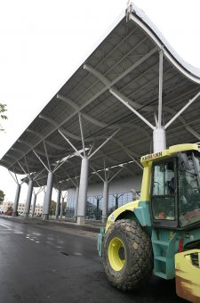 Перед главным входом в новый терминал Международного аэропорта Одесса выполнены работы по асфальтированию проездов (фото)