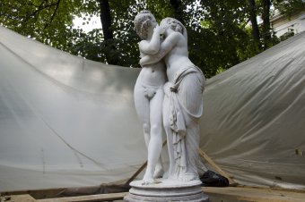 Теперь Амур может обнимать Психею двумя руками
