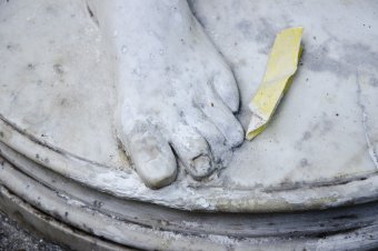 Теперь Амур может обнимать Психею двумя руками