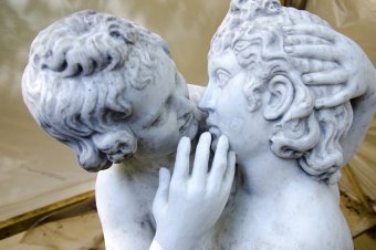 Теперь Амур может обнимать Психею двумя руками