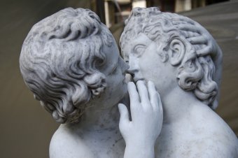 Теперь Амур может обнимать Психею двумя руками