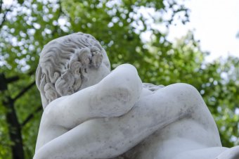 Теперь Амур может обнимать Психею двумя руками