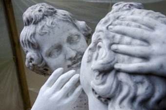 Теперь Амур может обнимать Психею двумя руками