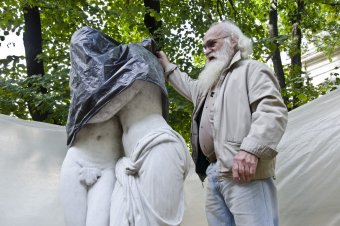 Теперь Амур может обнимать Психею двумя руками