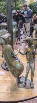 Сегодня в Горсаду состоялось открытие скульптурной композиции «Одесское время»  (фото)