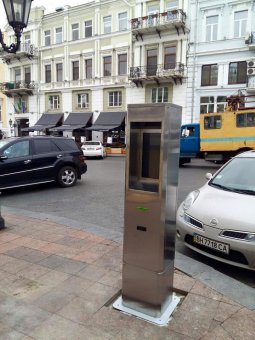 На Екатерининской площади проходит монтаж первых двух паркоматов на будущей парковке КП ОТПС (фото)