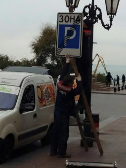 На Екатерининской площади проходит монтаж первых двух паркоматов на будущей парковке КП ОТПС (фото)