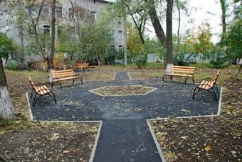 Одесские власти отчитываются о благоустройстве территории одесской больницы №8 (фото)