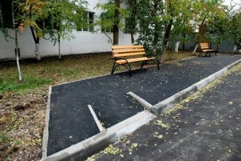 Одесские власти отчитываются о благоустройстве территории одесской больницы №8 (фото)
