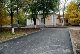Одесские власти отчитываются о благоустройстве территории одесской больницы №8 (фото)