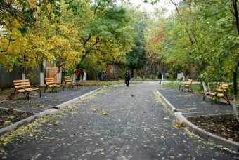 Одесские власти отчитываются о благоустройстве территории одесской больницы №8 (фото)