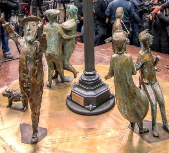 На месте рухнувшего векового дуба теперь стоят чисто одесские часы (фото)