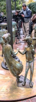 На месте рухнувшего векового дуба теперь стоят чисто одесские часы (фото)