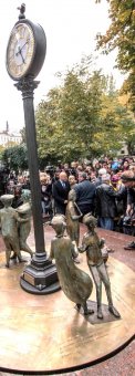 На месте рухнувшего векового дуба теперь стоят чисто одесские часы (фото)