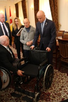 В Одессу прибыл гуманитарный груз – 112 инвалидных колясок