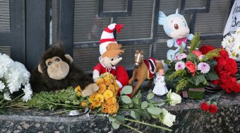 Одесситы несут цветы к Генеральному Консульству РФ в Одессе (фото)