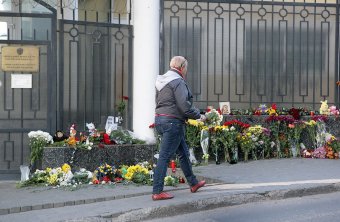 Одесситы несут цветы к Генеральному Консульству РФ в Одессе (фото)