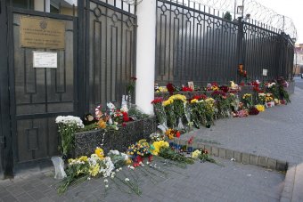 Одесситы несут цветы к Генеральному Консульству РФ в Одессе (фото)