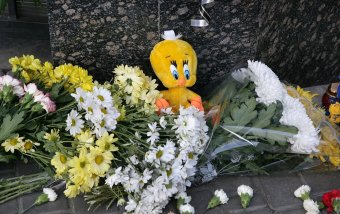 Одесситы несут цветы к Генеральному Консульству РФ в Одессе (фото)