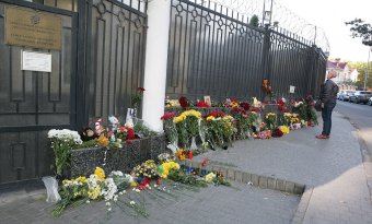 Одесситы несут цветы к Генеральному Консульству РФ в Одессе (фото)