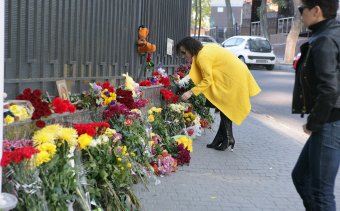 Одесситы несут цветы к Генеральному Консульству РФ в Одессе (фото)