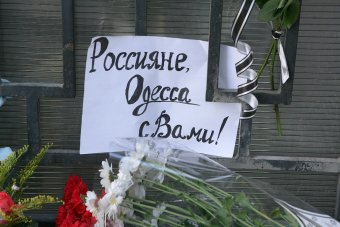 Одесситы несут цветы к Генеральному Консульству РФ в Одессе (фото)