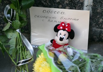 Одесситы несут цветы к Генеральному Консульству РФ в Одессе (фото)