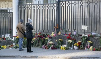 Одесситы несут цветы к Генеральному Консульству РФ в Одессе (фото)